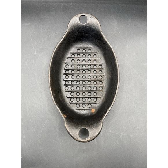 Vintage Oval Cast Iron Grilling Pan - 6”x6” - Picture 3 of 8